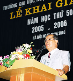 PGS.TS Bùi Hiền trong lễ khai giảng trường ĐHNN năm 2005