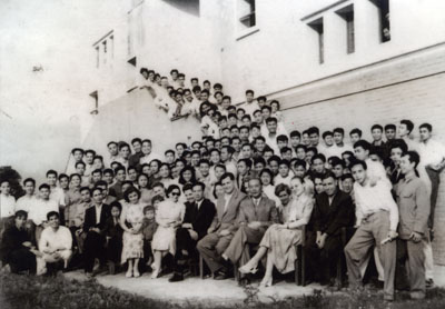Bộ trưởng Bộ Giáo dục Nguyễn Văn Huyên (người thứ 6, từ trái sang, hàng đầu ngồi ghế) và Thứ trưởng Bộ Giáo dục kiêm Hiệu trưởng đầu tiên của trường ĐHNN Nguyễn Khánh Toàn (người thứ 8) cùng tập thể giáo viên năm 1957.