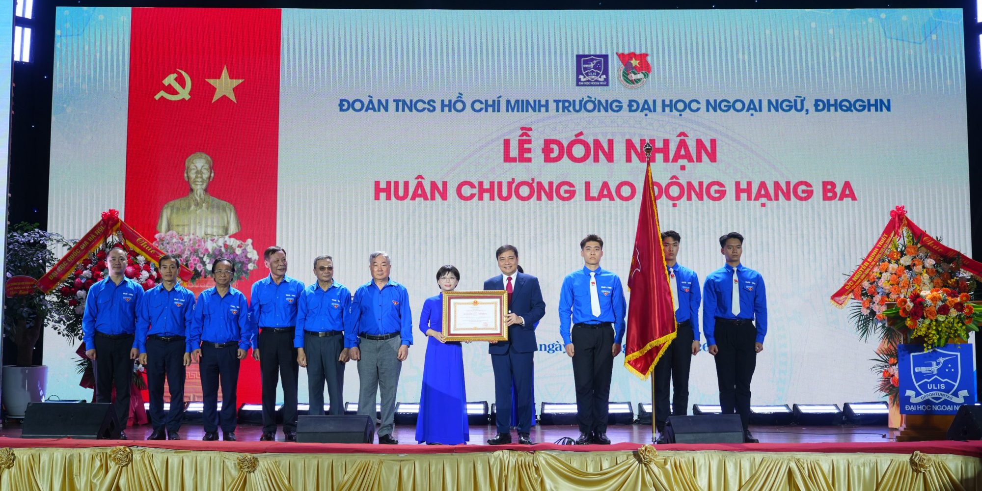 1. Ảnh bìa bài viết – Ảnh trao HC