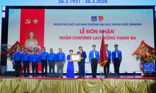 1. Ảnh bìa bài viết – Ảnh trao HC