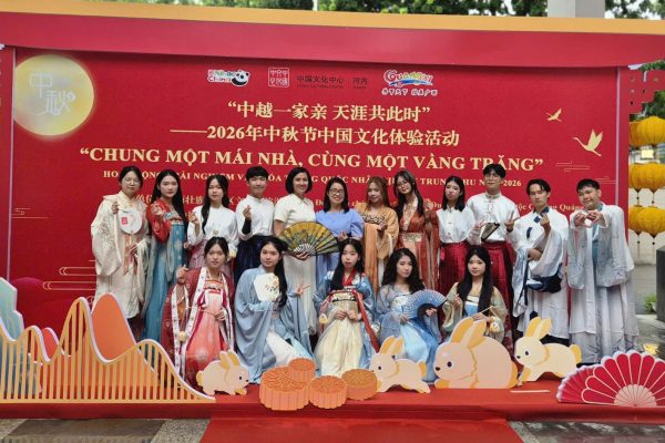 Sinh viên Khoa Ngôn ngữ và Văn hóa Trung Quốc tham gia Hoạt động trải nghiệm văn hóa: “Chung một mái nhà, cùng một vầng trăng”