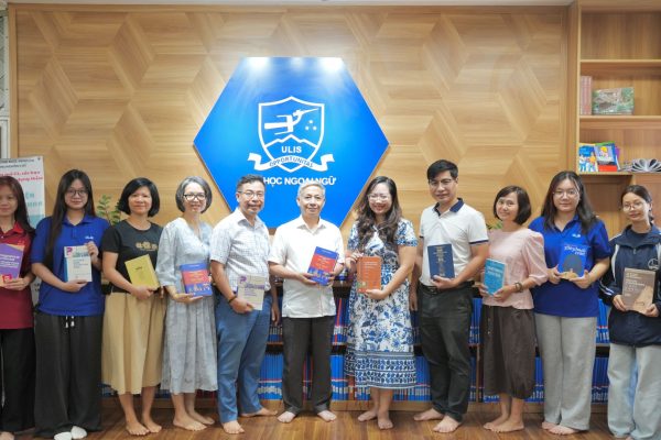 Khoa NN&VH Nga trao tặng hơn 400 học liệu tiếng Nga cho Phòng đọc mở ULIS